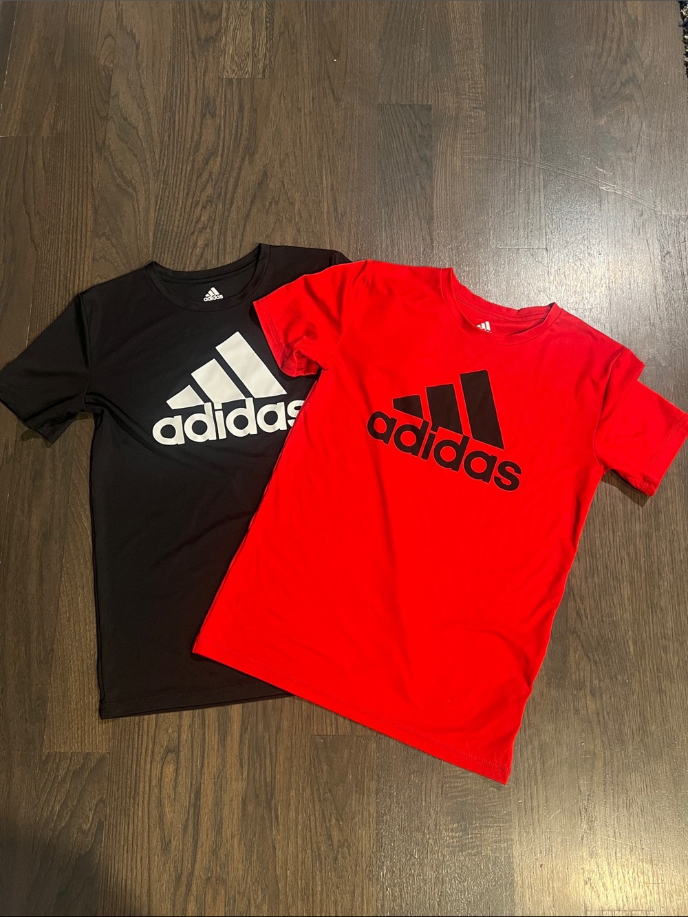 Boys adidas Red and Black Logo Short Sleeve Tee Pair S-M (10/12)